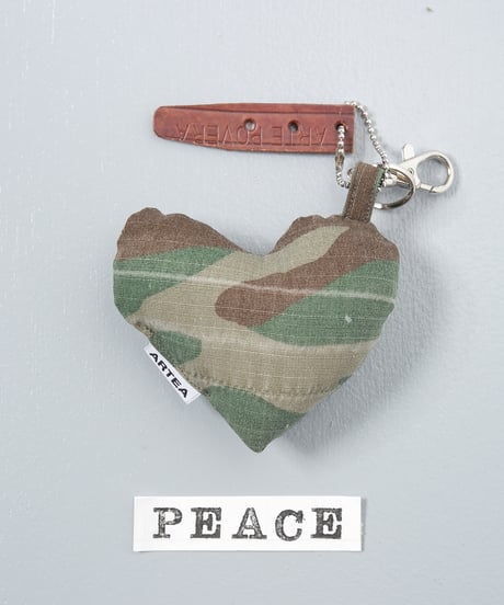 ARTEPOVERA｜【 ARTEPOVERA-25WI75022 】 US.カモジャケット RE-キーホルダー(PEACE)
