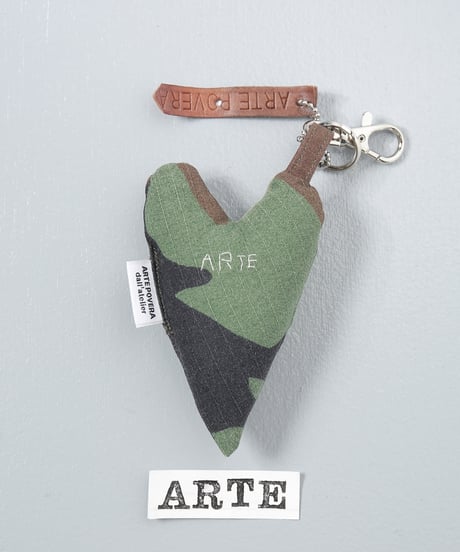 ARTEPOVERA｜【 ARTEPOVERA-25WI73032 】 US.カモジャケット RE-キーホルダー(ARTE)