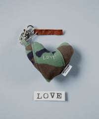 ARTEPOVERA｜【 ARTEPOVERA-25WI74056 】 US.カモジャケット RE-キーホルダー(LOVE)
