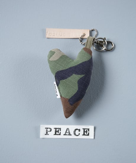 ARTEPOVERA｜【 ARTEPOVERA-25WI75044 】 US.カモジャケット RE-キーホルダー(PEACE)