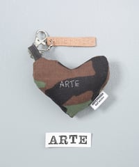 ARTEPOVERA｜【 ARTEPOVERA-25WI73022 】 US.カモジャケット RE-キーホルダー(ARTE)