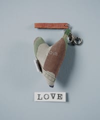 ARTEPOVERA｜【 ARTEPOVERA-25WI74045 】 US.カモジャケット RE-キーホルダー(LOVE)