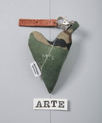 ARTEPOVERA｜【 ARTEPOVERA-25WI73016 】 US.カモジャケット RE-キーホルダー(ARTE)