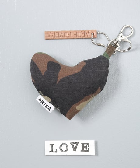 ARTEPOVERA｜【 ARTEPOVERA-25WI74024 】 US.カモジャケット RE-キーホルダー(LOVE)