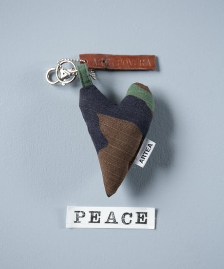 ARTEPOVERA｜【 ARTEPOVERA-25WI75040 】 US.カモジャケット RE-キーホルダー(PEACE)