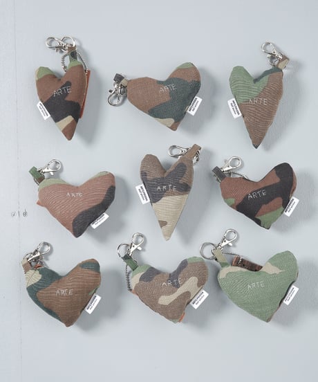 ARTEPOVERA｜【 ARTEPOVERA-25WI73023 】 US.カモジャケット RE-キーホルダー(ARTE)