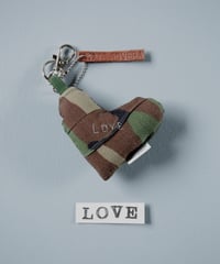 ARTEPOVERA｜【 ARTEPOVERA-25WI74050 】 US.カモジャケット RE-キーホルダー(LOVE)