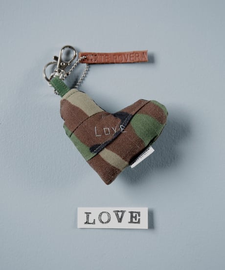 ARTEPOVERA｜【 ARTEPOVERA-25WI74050 】 US.カモジャケット RE-キーホルダー(LOVE)