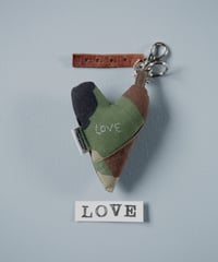ARTEPOVERA｜【 ARTEPOVERA-25WI74047 】 US.カモジャケット RE-キーホルダー(LOVE)
