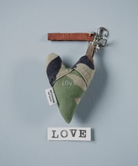 ARTEPOVERA｜【 ARTEPOVERA-25WI74049 】 US.カモジャケット RE-キーホルダー(LOVE)