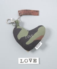 ARTEPOVERA｜【 ARTEPOVERA-25WI74021 】 US.カモジャケット RE-キーホルダー(LOVE)