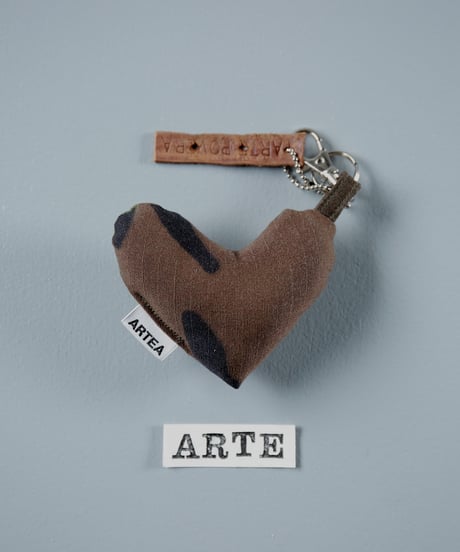 ARTEPOVERA｜【 ARTEPOVERA-25WI73061 】 US.カモジャケット RE-キーホルダー(ARTE)