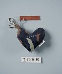ARTEPOVERA｜【 ARTEPOVERA-25WI74041 】 US.カモジャケット RE-キーホルダー(LOVE)