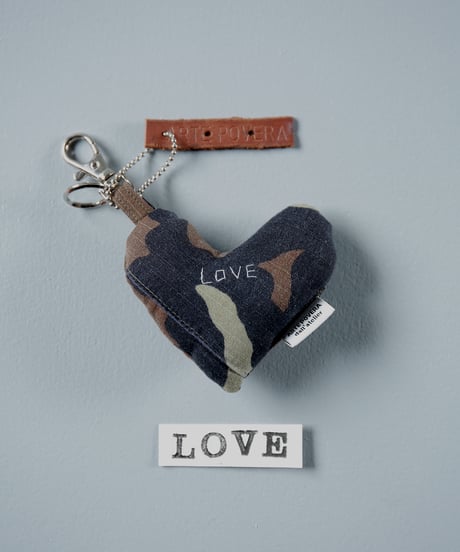 ARTEPOVERA｜【 ARTEPOVERA-25WI74041 】 US.カモジャケット RE-キーホルダー(LOVE)