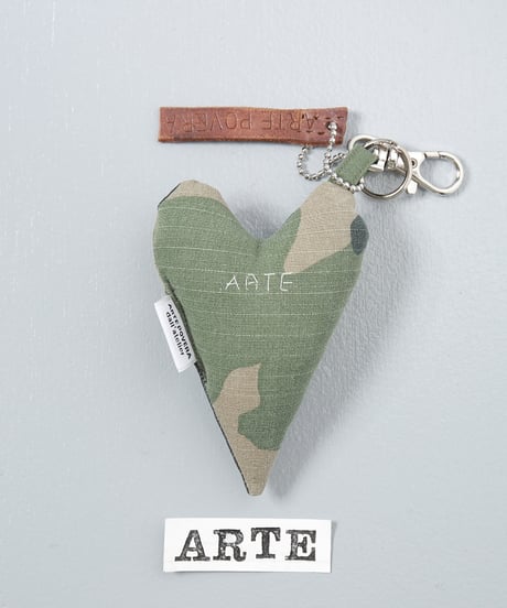 ARTEPOVERA｜【 ARTEPOVERA-25WI73033 】 US.カモジャケット RE-キーホルダー(ARTE)