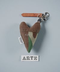 ARTEPOVERA｜【 ARTEPOVERA-25WI73050 】 US.カモジャケット RE-キーホルダー(ARTE)