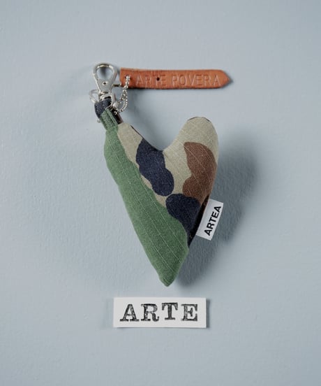 ARTEPOVERA｜【 ARTEPOVERA-25WI73050 】 US.カモジャケット RE-キーホルダー(ARTE)