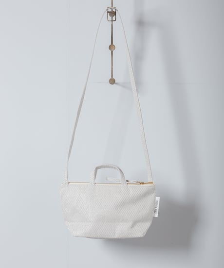 ATPOVA｜【 2026spring08 】 セレモニー リネンポリエステル混 サコッシュ(刺繡有)