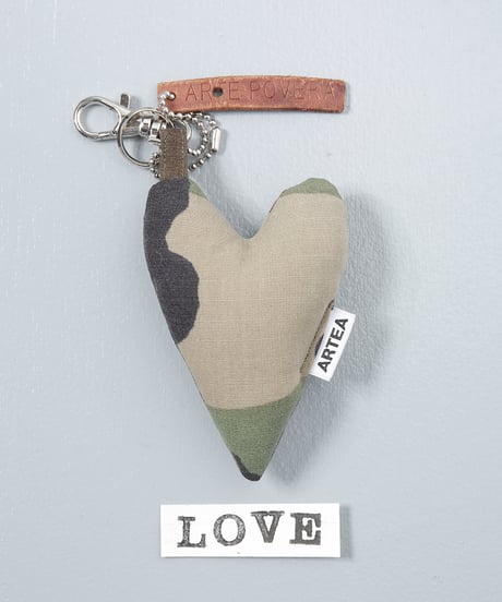 ARTEPOVERA｜【 ARTEPOVERA-25WI74030 】 US.カモジャケット RE-キーホルダー(LOVE)