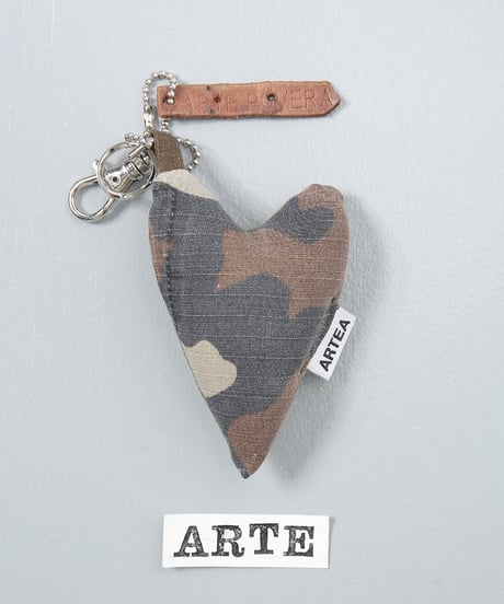 ARTEPOVERA｜【 ARTEPOVERA-25WI73039 】 US.カモジャケット RE-キーホルダー(ARTE)