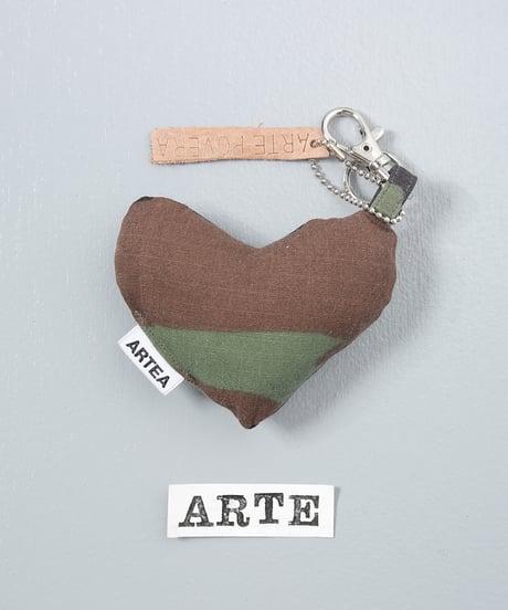 ARTEPOVERA｜【 ARTEPOVERA-25WI73022 】 US.カモジャケット RE-キーホルダー(ARTE)