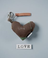 ARTEPOVERA｜【 ARTEPOVERA-25WI74054 】 US.カモジャケット RE-キーホルダー(LOVE)