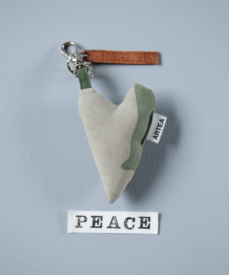 ARTEPOVERA｜【 ARTEPOVERA-25WI75055 】 US.カモジャケット RE-キーホルダー(PEACE)