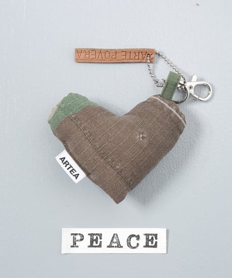 ARTEPOVERA｜【 ARTEPOVERA-25WI75023 】 US.カモジャケット RE-キーホルダー(PEACE)