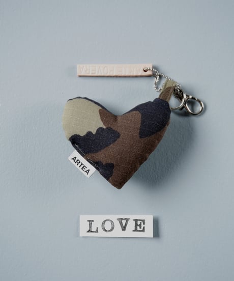 ARTEPOVERA｜【 ARTEPOVERA-25WI74044 】 US.カモジャケット RE-キーホルダー(LOVE)