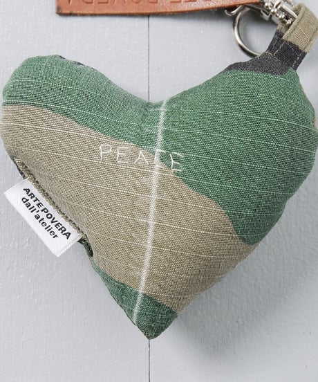 ARTEPOVERA｜【 ARTEPOVERA-25WI75019 】 US.カモジャケット RE-キーホルダー(PEACE)