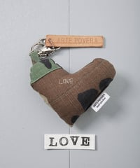 ARTEPOVERA｜【 ARTEPOVERA-25WI74012 】 US.カモジャケット RE-キーホルダー(LOVE)