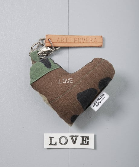 ARTEPOVERA｜【 ARTEPOVERA-25WI74012 】 US.カモジャケット RE-キーホルダー(LOVE)