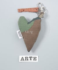 ARTEPOVERA｜【 ARTEPOVERA-25WI73023 】 US.カモジャケット RE-キーホルダー(ARTE)