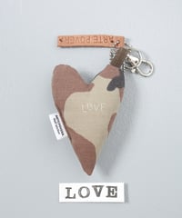 ARTEPOVERA｜【 ARTEPOVERA-25WI74022 】 US.カモジャケット RE-キーホルダー(LOVE)