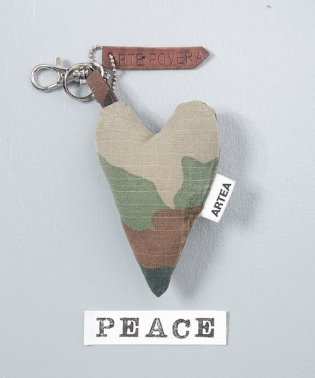 ARTEPOVERA｜【 ARTEPOVERA-25WI75021 】 US.カモジャケット RE-キーホルダー(PEACE)