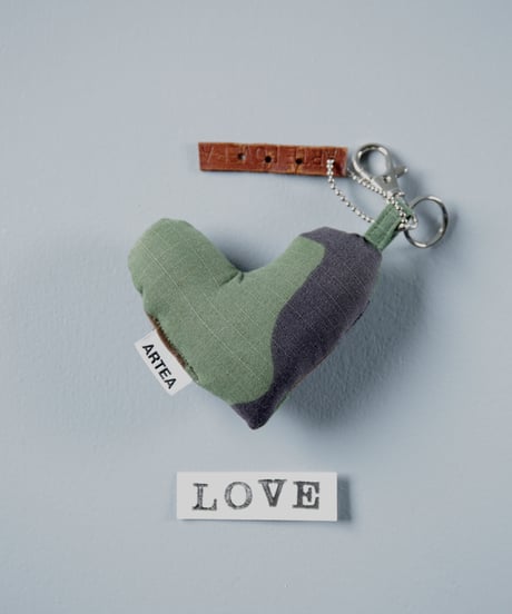 ARTEPOVERA｜【 ARTEPOVERA-25WI74056 】 US.カモジャケット RE-キーホルダー(LOVE)