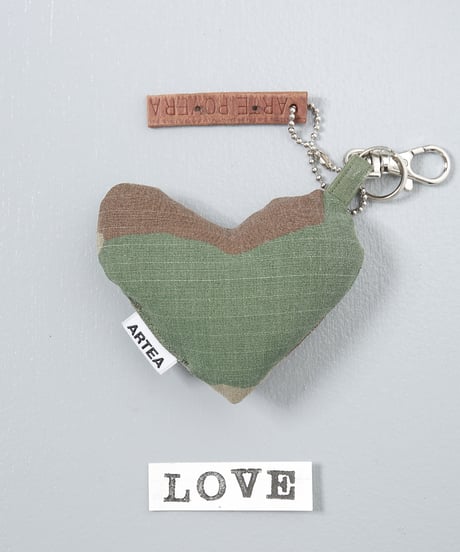 ARTEPOVERA｜【 ARTEPOVERA-25WI74023 】 US.カモジャケット RE-キーホルダー(LOVE)