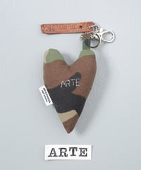 ARTEPOVERA｜【 ARTEPOVERA-25WI73027 】 US.カモジャケット RE-キーホルダー(ARTE)