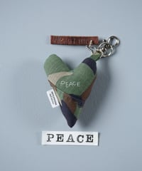 ARTEPOVERA｜【 ARTEPOVERA-25WI75052 】 US.カモジャケット RE-キーホルダー(PEACE)