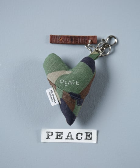 ARTEPOVERA｜【 ARTEPOVERA-25WI75052 】 US.カモジャケット RE-キーホルダー(PEACE)