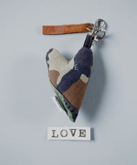 ARTEPOVERA｜【 ARTEPOVERA-25WI74062 】 US.カモジャケット RE-キーホルダー(LOVE)