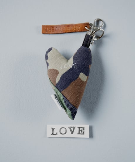 ARTEPOVERA｜【 ARTEPOVERA-25WI74062 】 US.カモジャケット RE-キーホルダー(LOVE)