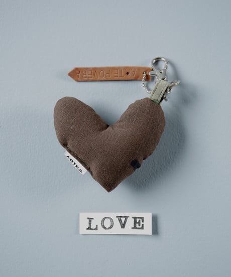 ARTEPOVERA｜【 ARTEPOVERA-25WI74048 】 US.カモジャケット RE-キーホルダー(LOVE)