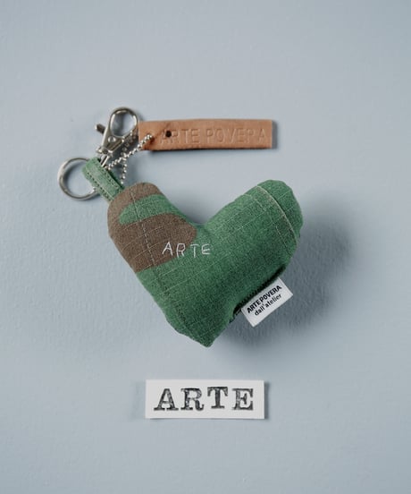 ARTEPOVERA｜【 ARTEPOVERA-25WI73054 】 US.カモジャケット RE-キーホルダー(ARTE)