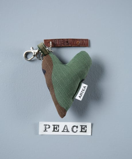 ARTEPOVERA｜【 ARTEPOVERA-25WI75052 】 US.カモジャケット RE-キーホルダー(PEACE)