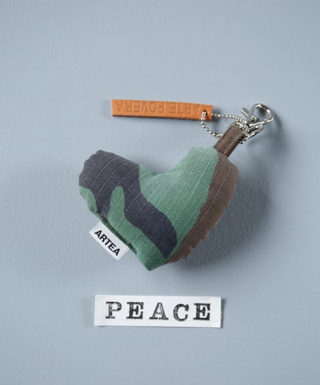 ARTEPOVERA｜【 ARTEPOVERA-25WI75045 】 US.カモジャケット RE-キーホルダー(PEACE)