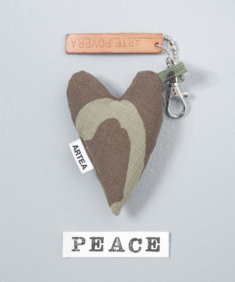 ARTEPOVERA｜【 ARTEPOVERA-25WI75024 】 US.カモジャケット RE-キーホルダー(PEACE)