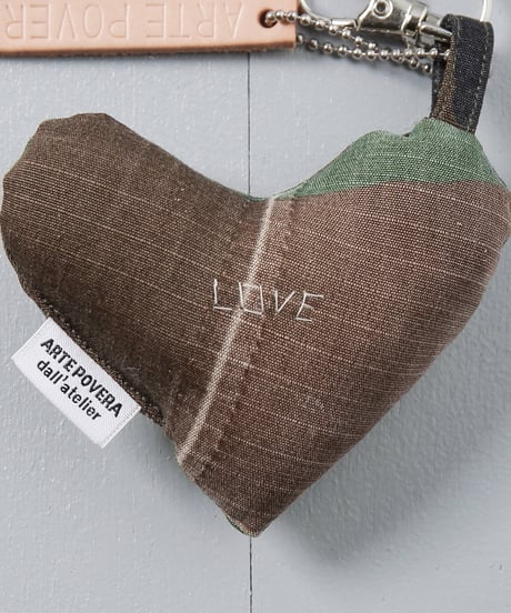 ARTEPOVERA｜【 ARTEPOVERA-25WI74002 】 US.カモジャケット RE-キーホルダー(LOVE)