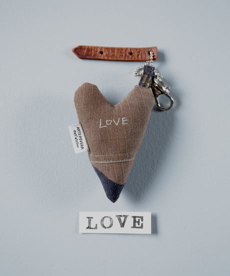 ARTEPOVERA｜【 ARTEPOVERA-25WI74060 】 US.カモジャケット RE-キーホルダー(LOVE)