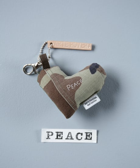 ARTEPOVERA｜【 ARTEPOVERA-25WI75046 】 US.カモジャケット RE-キーホルダー(PEACE)